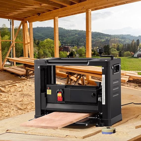 Automatic Planer Woodworking Planer High-Speed Steel Blade Replacement Planer Blade Lift Type 8m/min 1500W 9000RPM Maximum Cutting Width 12.5 inches 318 mm Thickness 0.2 inches 5 mm to 5.9 | 1500W・9000RPMの強力モーターと高耐久なハイス鋼刃を搭載。カンナ刃昇降式と8m/分の自動送り機能により、初心者からプロまで硬い木材も滑らかに仕上げます。メンテナンスが簡単な替刃式の業務用100V機