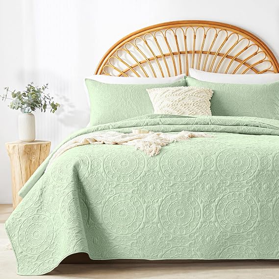 WURUIBO Light Green Quilt Set Twin Size, Embossing Microfiber Bedspreads with Pillow Sham, Ligthweight Breathable Thin Coverlet, Reversible Bedding Set for All Season (1 Quilt, 1 Pillow Sham)