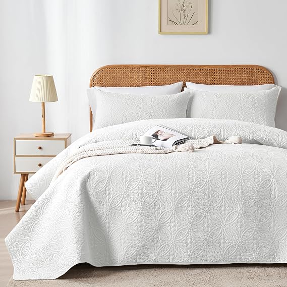 WURUIBO Twin Quilt Set White, Microfiber Lightweight Bedspreads, Ultrasonic Embossed Solid Coverlet, Thin Bedding Set for All Season, Soft Breathable Bed Cover(1 Quilt, 1 Pillow Sham)